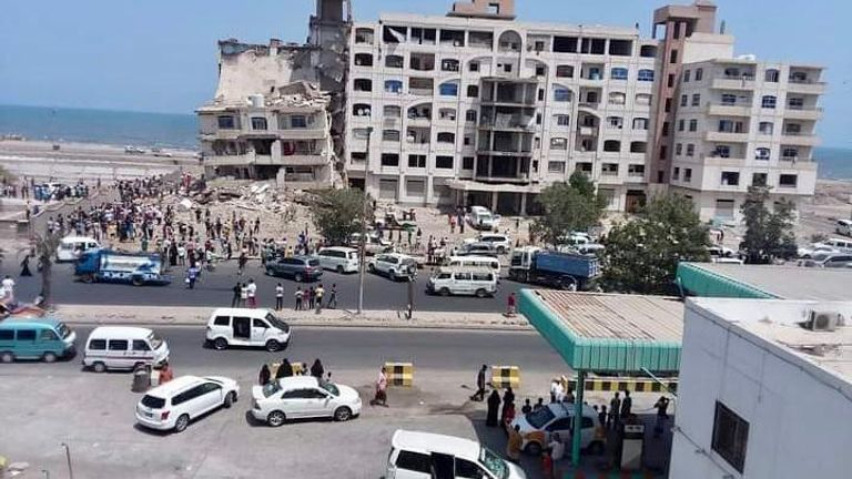 آثار الانهيار الجزئي في المبنى السكني