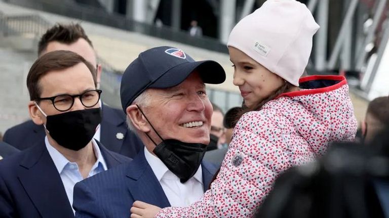 بايدن خلال لقائه اللاجئين الأوكرانيين في وارسو بايدن خلال مشاركته أمس في مؤتمر حول الاستجابة الإنسانية للحرب في أوكرانيا