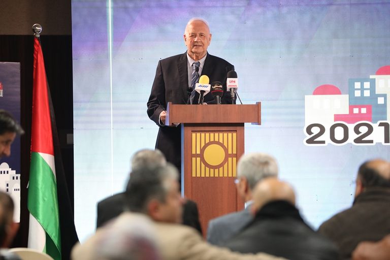 مواطن فلسطيني يدلي بصوته بالانتخابات المحلية