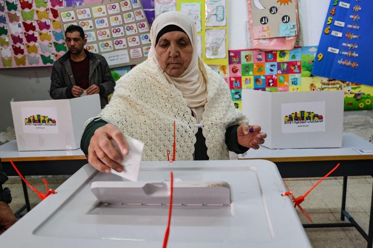 مواطن فلسطيني يدلي بصوته بالانتخابات المحلية