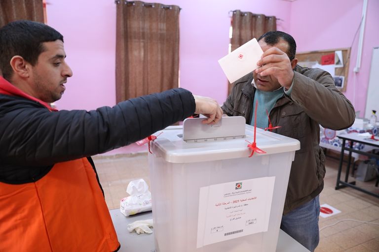 مواطن فلسطيني يدلي بصوته بالانتخابات المحلية
