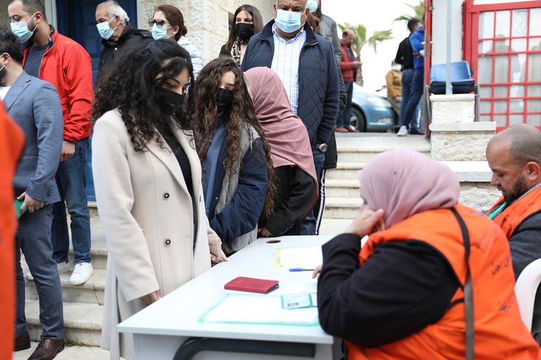مواطن فلسطيني يدلي بصوته بالانتخابات المحلية