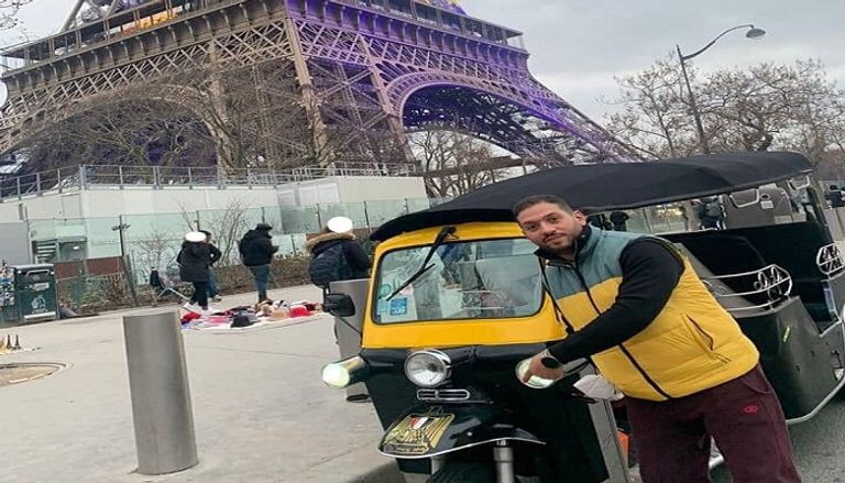 صورة متداولة لشاب مصري بجوار توكتوك في باريس