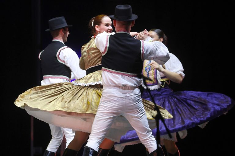 عرض استعراضي روماني على مسرح دبي ميلينيوم