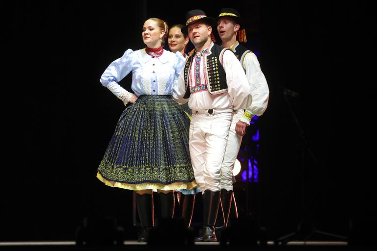 عرض استعراضي روماني على مسرح دبي ميلينيوم