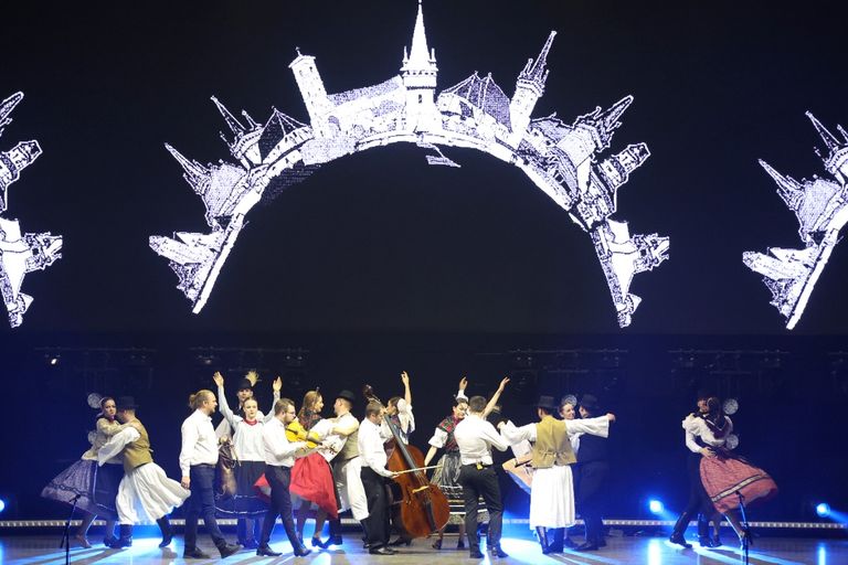 عرض استعراضي روماني على مسرح دبي ميلينيوم