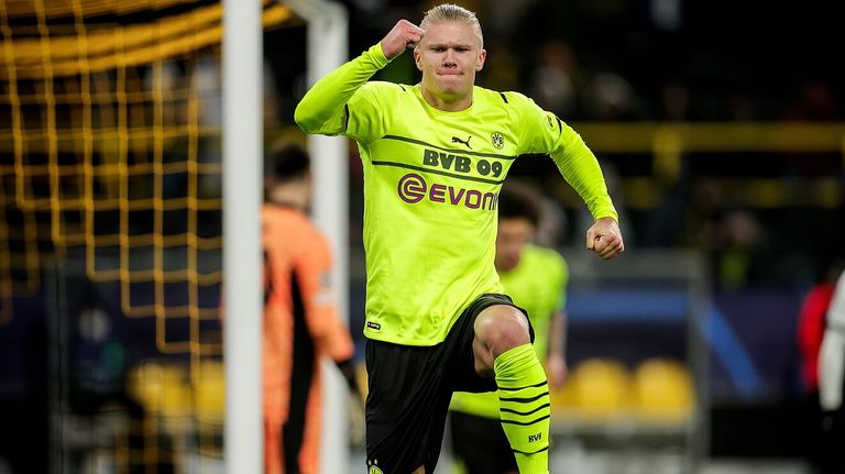 هالاند يحتفل بتسجيل هدفاً إيرلينج هالاند مهاجم بروسيا دورتموند