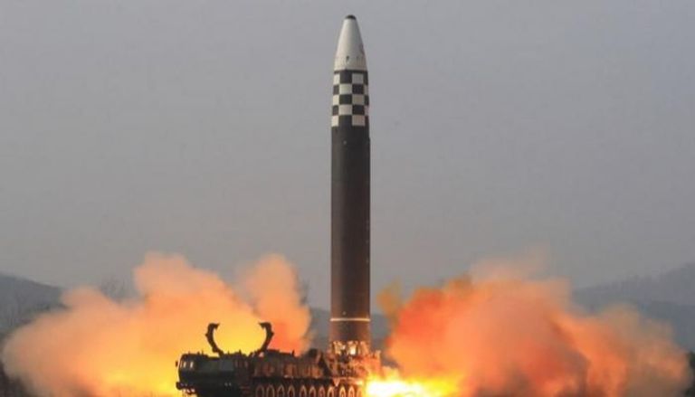 لحظة إطلاق كوريا الشمالية لأحد صواريخها النووية