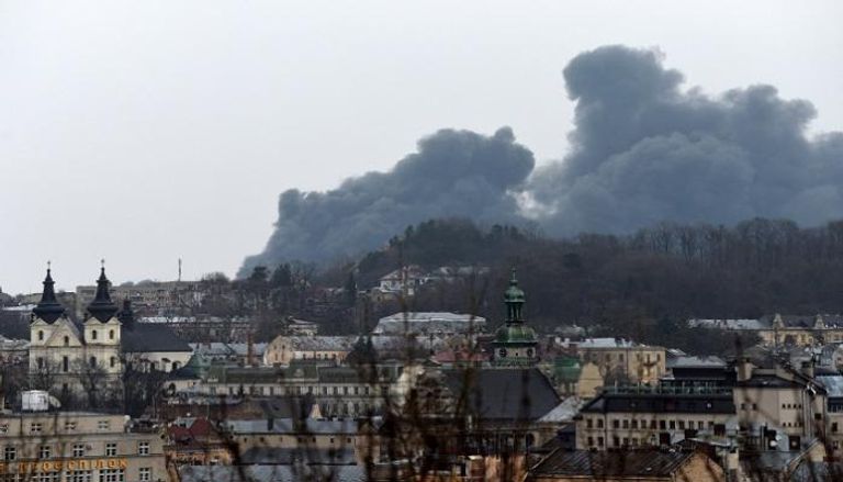 دخان يتصاعد جراء العمليات الروسية في أوكرانيا