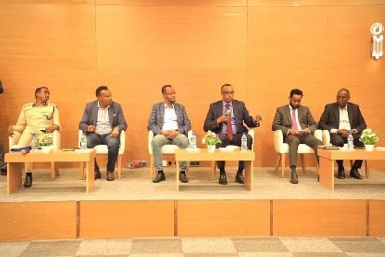 اجتماع وزير النقل بشأن تعزيز الأمن بمطار مقديشو فرماجو وسط عناصر من القوات الخاصة بالصومال - أرشيفية