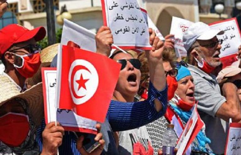 مظاهرات سابقة تطالب بسحب الثقة من الغـنوشي مقر البرلمان التونسي المعلقة أعماله