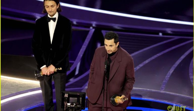 أحمد أثناء حصوله على جائزة الأوسكار