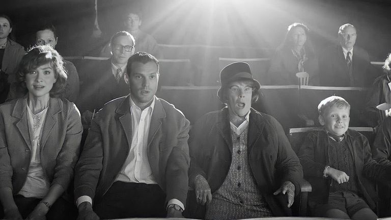 كينيث براناه مخرج فيلم BELFAST أثناء حصوله على جائزة الأوسكار