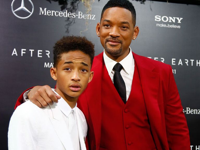 ويل سميث خلال صفعه مقدم الحفل كريس روك