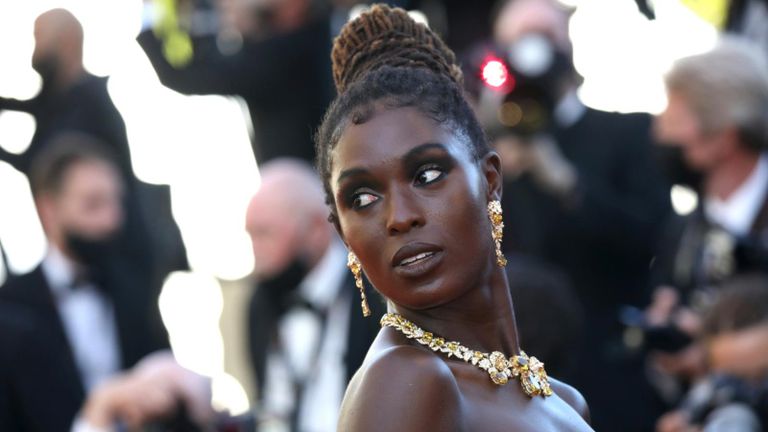 ويل سميث خلال صفعه مقدم الحفل كريس روك