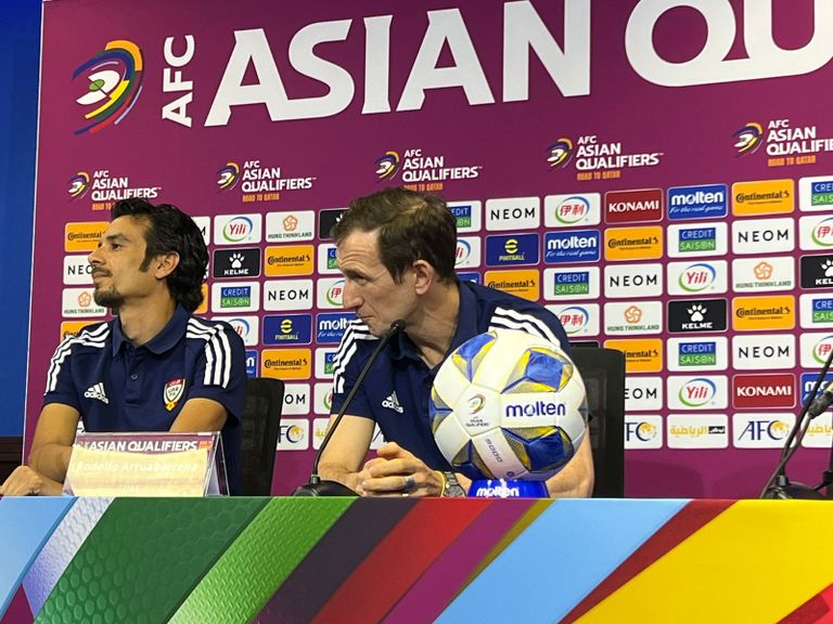 رودولفو أروابارينا مدرب منتخب الإمارات علي مبخوت مهاجم منتخب الإمارات