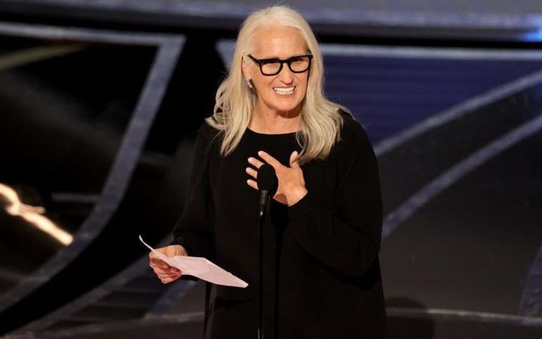 المخرجة جين كامبيون أثناء تسلمها جائزة الأوسكار 2022، عن فئة أفضل مخرجة لفيلم "قوة الكلب - The Power Of The Dog" حفل توزيع جوائز أوسكار 2022