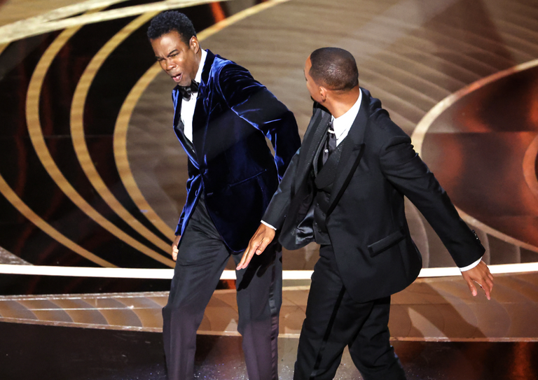 لحظة صفع الممثل الأمريكي ويل سميث للفكاهي كريس روك خلال حفل توزيع جوائز الأوسكار 2022 حفل توزيع جوائز أوسكار 2022