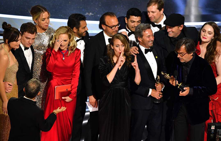 أبطال فيلم كودا CODA خلال تسلمهم جائزة أفضل فيلم في حفل توزيع الأوسكار 2022 حفل توزيع جوائز أوسكار 2022