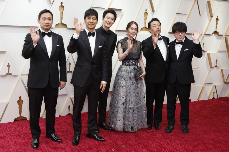 أبطال فيلم Drive My Car بعد تسلمهم جائزة الأوسكار 2022 لأفضل فيلم بلغة أجنبية حفل توزيع جوائز أوسكار 2022