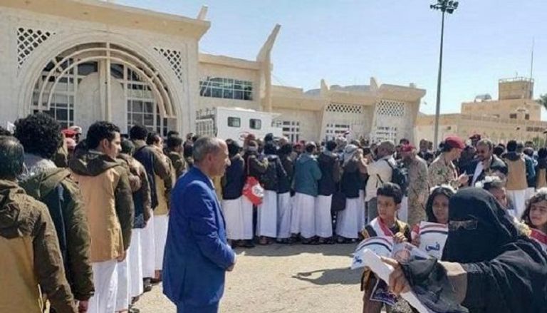 لحظة وصول المعتقلين اليمنيين بعد خروجهم من سجون الحوثي- أرشيفية