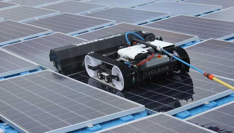 روبوت لتنظيف الألواح والإبلاغ عن الأعطال.. يعمل بالطاقة الشمسية   