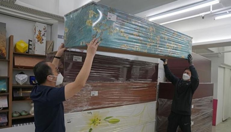 هونج كونج تعاني من تكدس جثث ضحايا كورونا في الحاويات