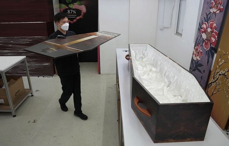 هونج كونج تعاني من تكدس جثث ضحايا كورونا في الحاويات