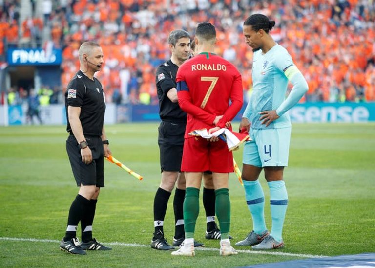 رونالدو وفان دايك كريستيانو رونالدو نجم منتخب البرتغال ضد هولندا