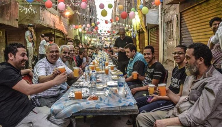 مائدة إفطار في أحد أحياء القاهرة الشعبية