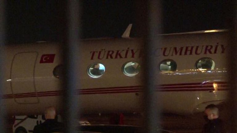 طائرة الوفد الأوكراني أعلام تركيا وروسيا وأوكرانيا