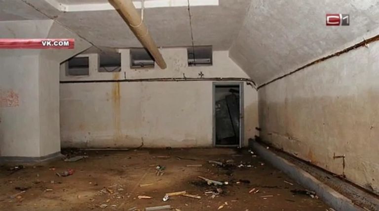 أحد المخابي  بوتين خلال زيارته للمركز النووي الفيدرالي الروسي