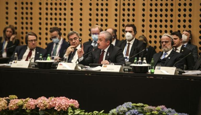 رئيس البرلمان التركي خلال مشاركته بالاجتماع