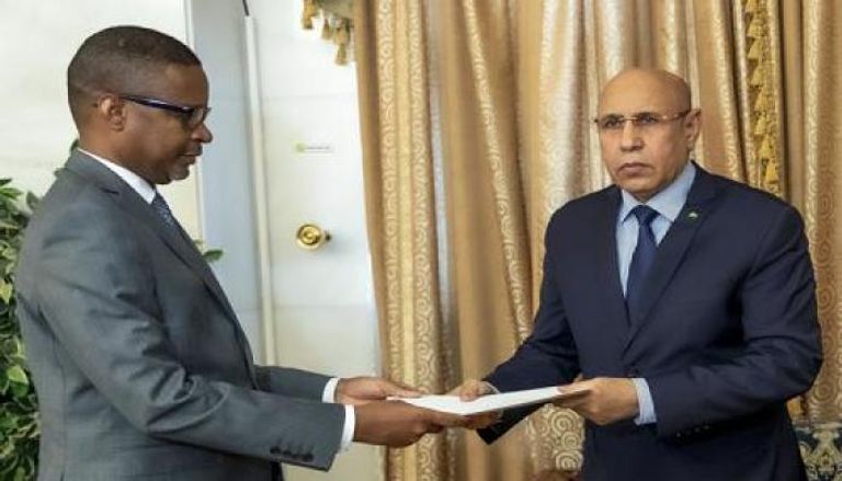 الرئيس  الموريتاني محمد ولد الشيخ الغزواني لدى استقباله  الوزير الأول محمد ولد بلال مسعود.