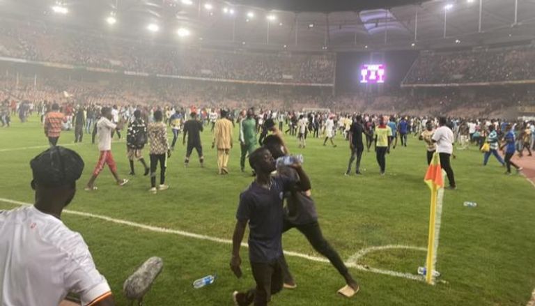 اقتحام جماهير نيجيريا ملعب مباراة غانا