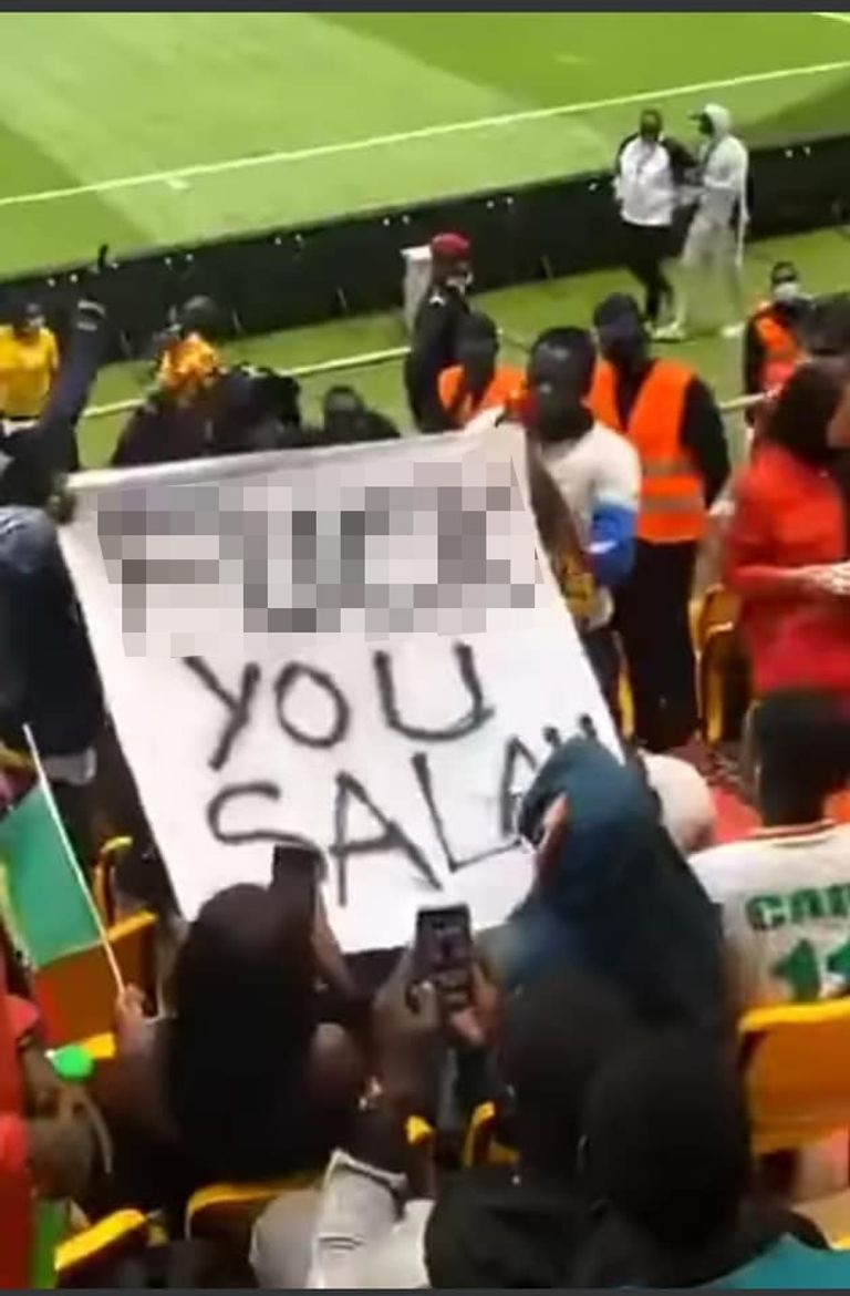 لافتات الجماهير السنغالية المسيئة لمحمد صلاح محمد صلاح نجم ليفربول ومنتخب مصر