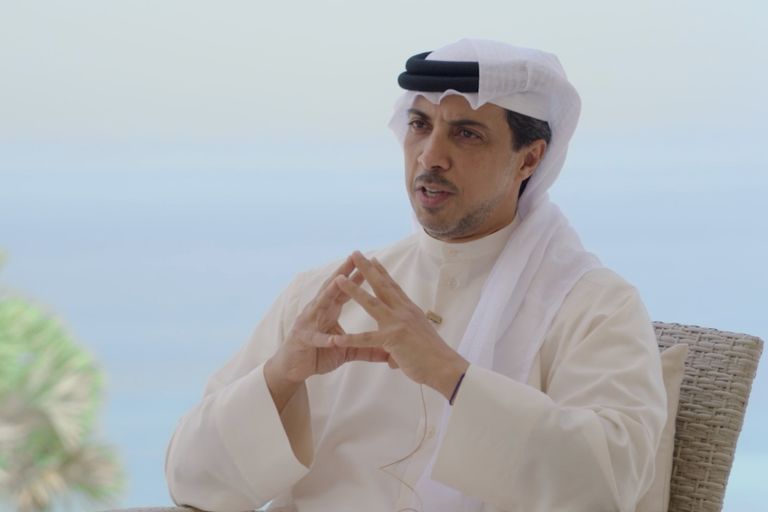 الشيخ منصور بن زايد آل نهيان خلال الجلسة الحوارية