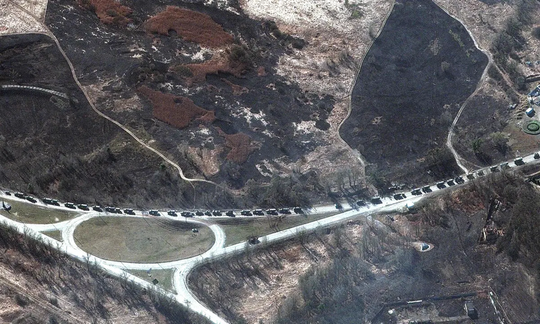 أوكرانيون يجهزون طائرة مسيرة