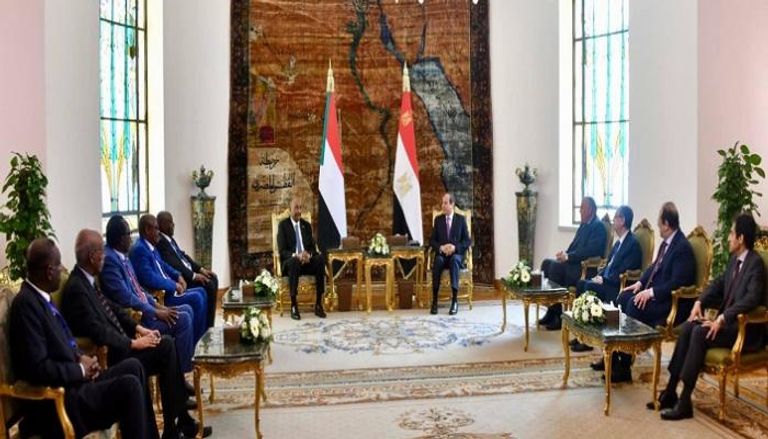 جانب من لقاء الرئيس المصري ورئيس مجلس السيادة السوداني