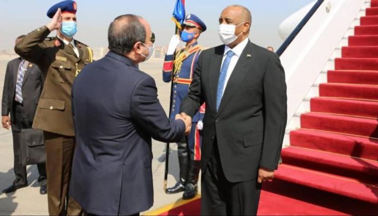 الرئيس المصري يستقبل رئيس مجلس السيادة السوداني بمطار القاهرة