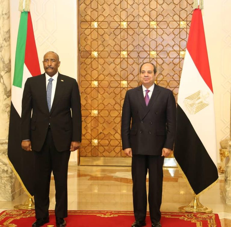 الرئيس المصري يستقبل رئيس مجلس السيادة السوداني بمطار القاهرة
