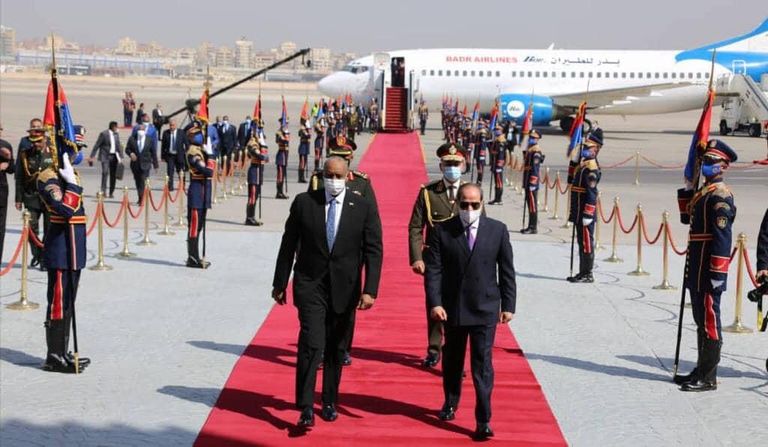 الرئيس المصري يستقبل رئيس مجلس السيادة السوداني بمطار القاهرة