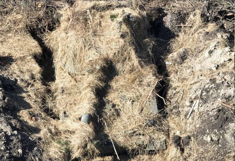 مركبات عسكرية روسية تتخفى من الرصد والهجوم