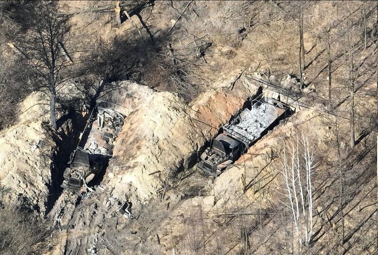 مركبات عسكرية روسية تتخفى من الرصد والهجوم