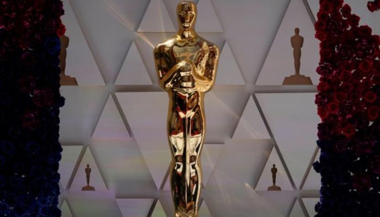 ويل سميث ممسكا بجائزة أوسكار أحسن ممثل