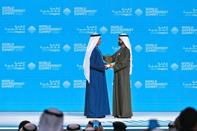 الشيخ محمد بن راشد آل مكتوم يكرم الفريق الشيخ سيف بن زايد آل نهيان.