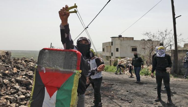  فلسطينيون يتظاهرون في قرية كفر قدوم بالضفة الغربية (أ. ف. ب)