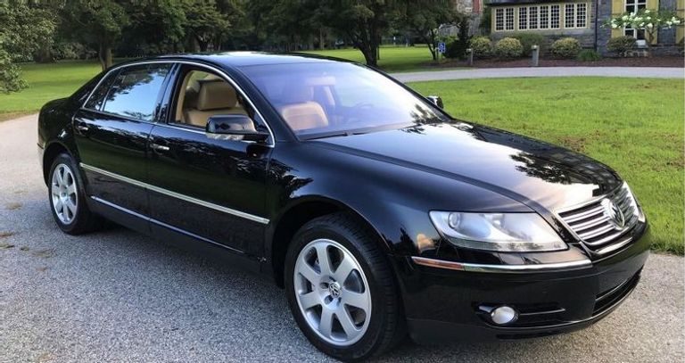 فولكسفاجن Volkswagen Phaeton W12 LWB  فولكسفاجن Volkswagen Beetle 1200 Deluxe Cabriolet