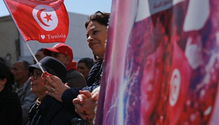 تونسيون مؤيدون لقيس سعيد