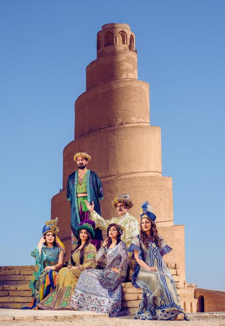 عرض فلكلوري أمام أحد معالم الموصل المهدمة